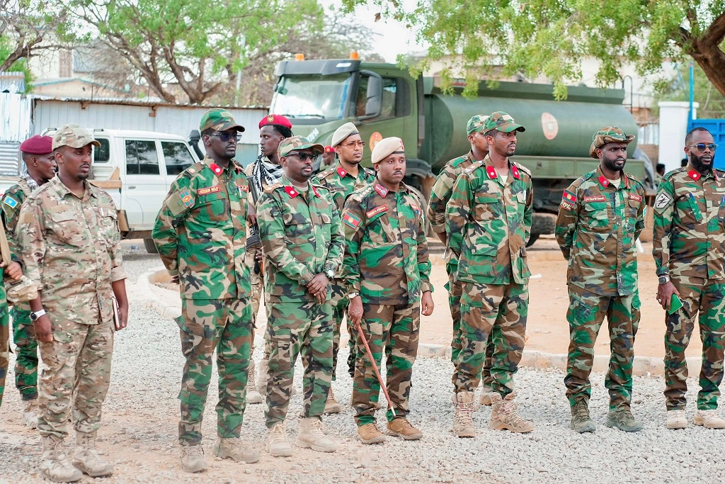 Taliyaha CXD iyo Gudoomiye Shuute oo ku sugan Baydhabo.jpg